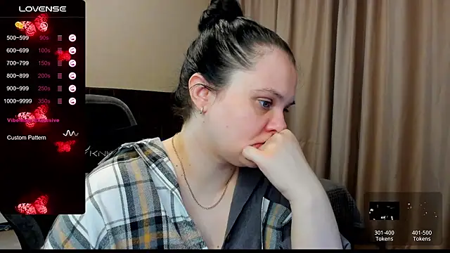 Snapshot of AlanaBrox chatting on November 9, 2025, 1:59 pm AlanaBrox online show from November 9, 2025, 1:59 pm