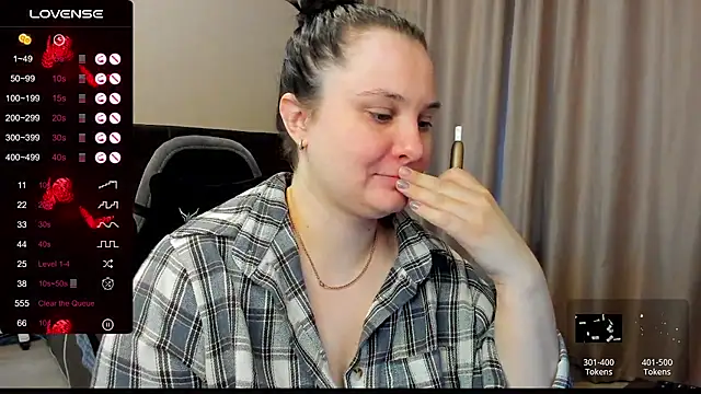 Snapshot of AlanaBrox chatting on November 17, 2025, 11:47 am AlanaBrox online show from November 17, 2025, 11:47 am