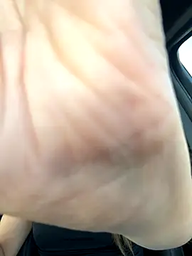 DoriDeluxe66 online show from October 17, 2025, 9:45 am