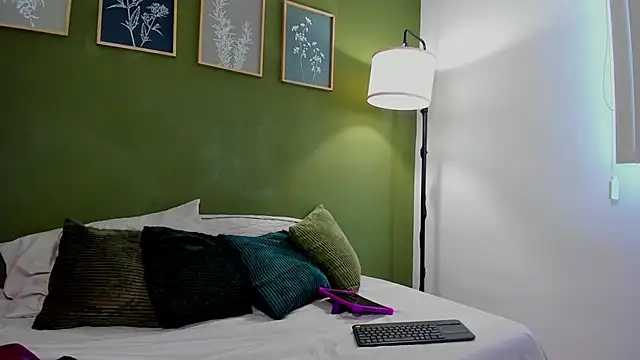 karlye 5 online show from February 16, 2026, 1:43 pm