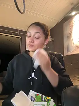 Snapshot of Emiily_W chatting on October 27, 2025, 9:32 am Emiily W online show from October 27, 2025, 9:32 am