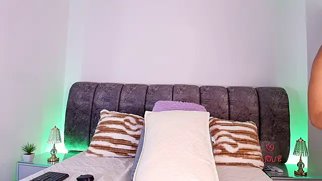 naia blessed online show from November 13, 2025, 8:02 pm