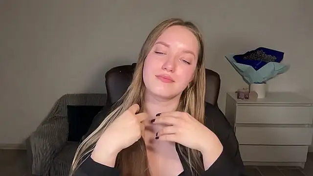 Snapshot of EvaMaddison chatting on April 22, 2026, 8:37 pm EvaMaddison online show from April 22, 2026, 8:37 pm