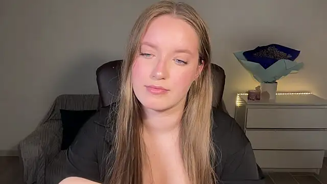 Snapshot of EvaMaddison chatting on May 13, 2026, 8:27 pm EvaMaddison online show from May 13, 2026, 8:27 pm