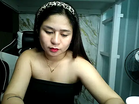 Snapshot of Mia_2022 chatting on November 5, 2025, 4:43 pm Mia 2022 online show from November 5, 2025, 4:43 pm