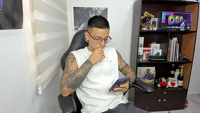 Snapshot of SIXXTOLOVE18 chatting on March 4, 2025, 2:42 pm SIXXTOLOVE18 online show from March 4, 2025, 2:42 pm