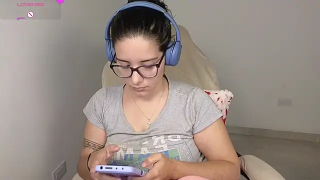 Snapshot of blue__moon_ chatting on December 3, 2025, 4:24 am blue moon online show from December 3, 2025, 4:24 am