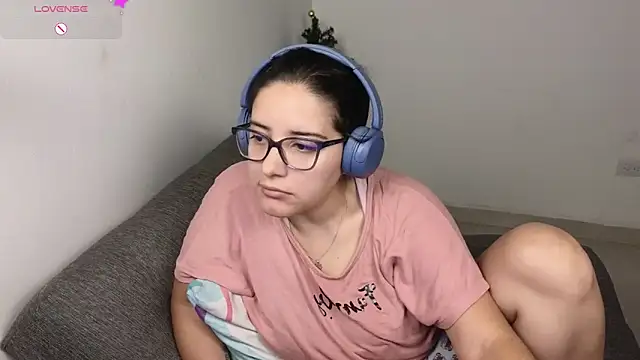 Snapshot of blue__moon_ chatting on December 23, 2025, 2:22 am blue moon online show from December 23, 2025, 2:22 am