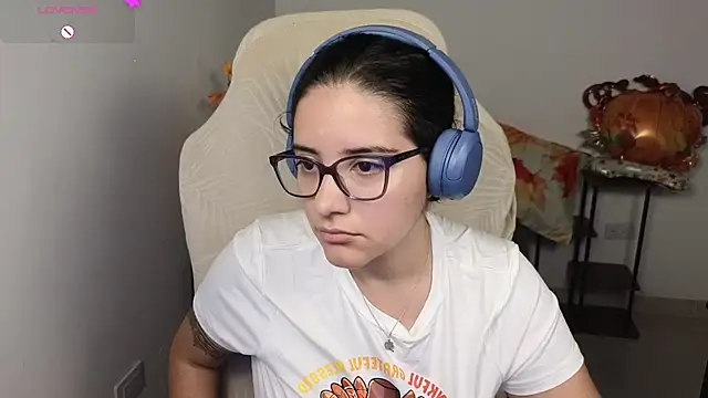 Snapshot of blue__moon_ chatting on November 30, 2025, 6:25 am blue moon online show from November 30, 2025, 6:25 am