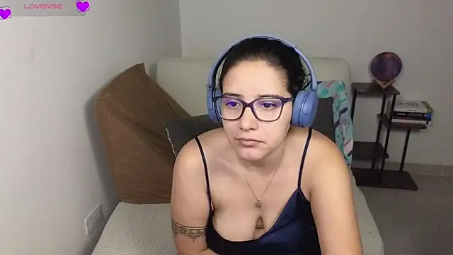 Snapshot of blue__moon_ chatting on January 14, 2026, 2:59 am blue moon online show from January 14, 2026, 2:59 am