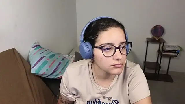 Snapshot of blue__moon_ chatting on February 19, 2026, 2:19 am blue moon online show from February 19, 2026, 2:19 am