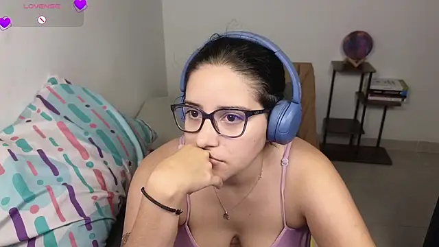 Snapshot of blue__moon_ chatting on February 15, 2026, 7:51 am blue moon online show from February 15, 2026, 7:51 am