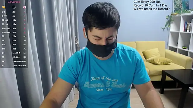 Snapshot of Tomguys chatting on November 12, 2025, 7:29 pm Tomguys online show from November 12, 2025, 7:29 pm