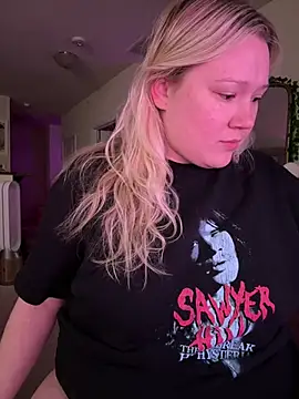 Snapshot of PiggyRose chatting on February 10, 2026, 11:15 pm PiggyRose online show from February 10, 2026, 11:15 pm