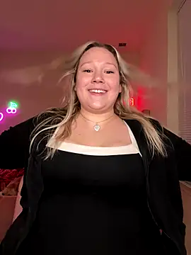 Snapshot of PiggyRose chatting on December 16, 2025, 1:32 am PiggyRose online show from December 16, 2025, 1:32 am