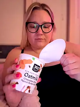 Snapshot of PiggyRose chatting on November 1, 2025, 1:23 am PiggyRose online show from November 1, 2025, 1:23 am