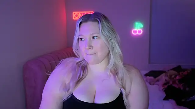 Snapshot of PiggyRose chatting on January 8, 2026, 1:33 am PiggyRose online show from January 8, 2026, 1:33 am