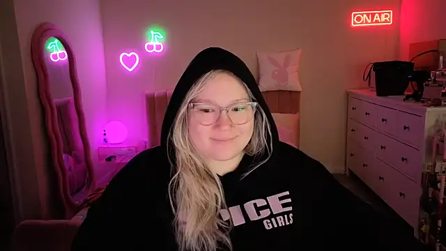 Snapshot of PiggyRose chatting on December 21, 2025, 1:30 am PiggyRose online show from December 21, 2025, 1:30 am