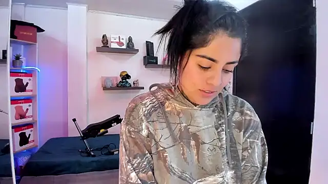 Snapshot of Catalinaa_martinez chatting on February 24, 2025, 7:30 pm Catalinaa martinez online show from February 24, 2025, 7:30 pm