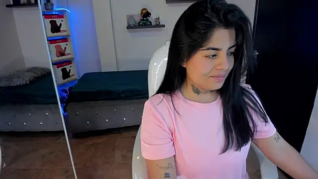 Snapshot of Catalinaa_martinez chatting on February 15, 2025, 8:45 pm Catalinaa martinez online show from February 15, 2025, 8:45 pm