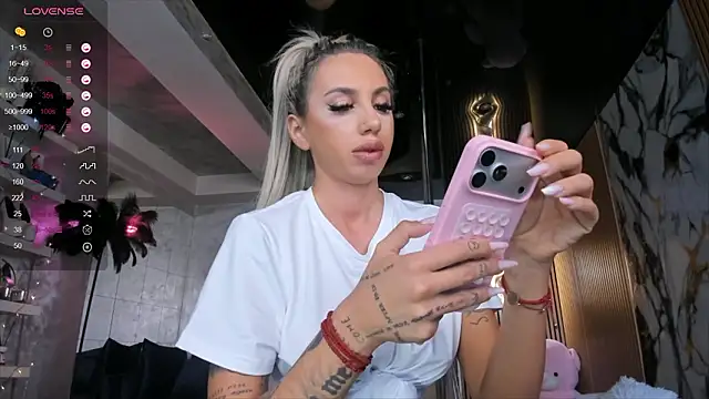 LisaAkira online show from March 7, 2026, 7:37 am