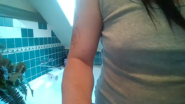 khloebanques online show from September 27, 2025, 10:05 pm