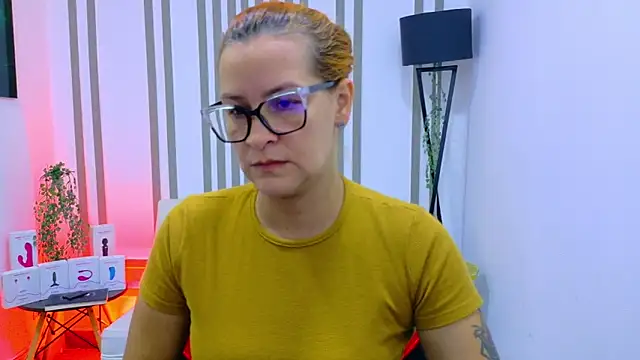 Britney taylor  online show from November 6, 2025, 8:57 pm