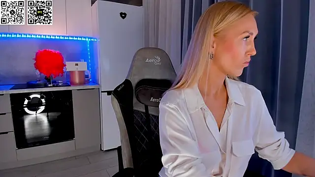 Snapshot of HotyPlays chatting on March 3, 2025, 5:41 pm HotyPlays online show from March 3, 2025, 5:41 pm