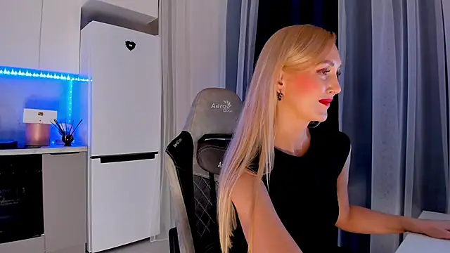 Snapshot of HotyPlays chatting on February 13, 2025, 1:05 pm HotyPlays online show from February 13, 2025, 1:05 pm