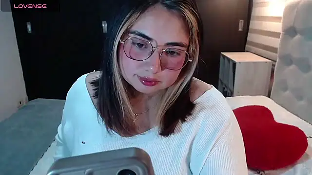 Snapshot of yini_angel chatting on July 13, 2026, 2:44 am yini angel online show from July 13, 2026, 2:44 am