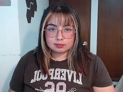 Snapshot of yini_angel chatting on May 29, 2026, 3:23 am yini angel online show from May 29, 2026, 3:23 am