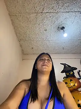 Snapshot of Leylafourniert chatting on October 23, 2025, 8:07 pm Leylafourniert online show from October 23, 2025, 8:07 pm