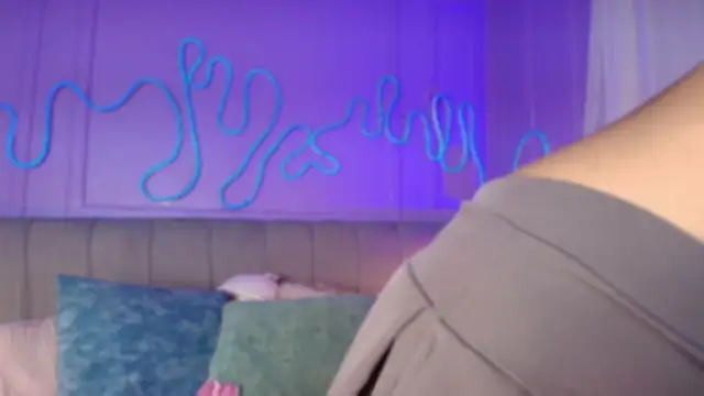 Sofly s online show from April 18, 2026, 9:33 am