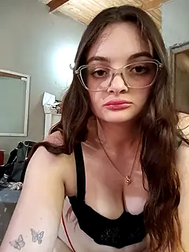 Snapshot of Emmacut chatting on November 10, 2025, 4:56 pm Emmacut online show from November 10, 2025, 4:56 pm