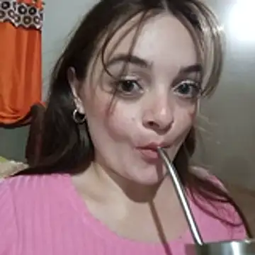 Snapshot of Emmacut chatting on January 7, 2026, 11:43 pm Emmacut online show from January 7, 2026, 11:43 pm