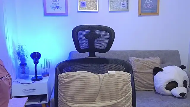 annylouis online show from December 4, 2025, 7:24 pm