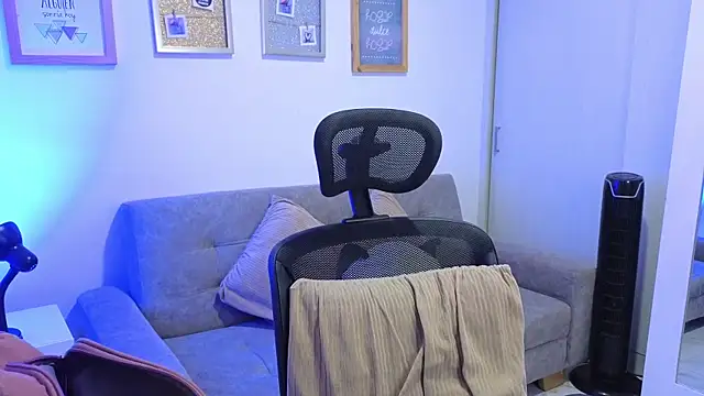 annylouis online show from December 14, 2025, 7:19 pm