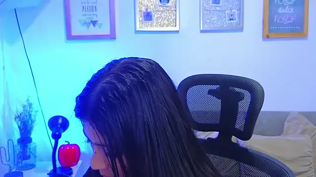 annylouis online show from November 5, 2025, 7:50 pm