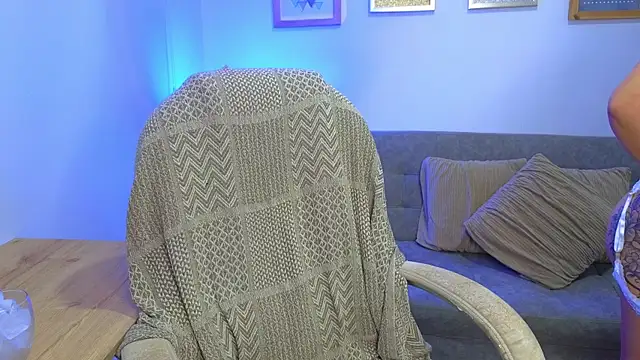 annylouis online show from December 2, 2025, 7:15 pm