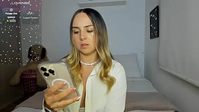 Snapshot of sophi_mooreno chatting on July 16, 2026, 2:19 am sophi mooreno online show from July 16, 2026, 2:19 am