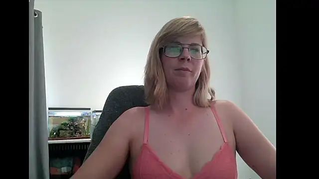 Snapshot of SavannaGirly chatting on March 12, 2025, 12:36 pm SavannaGirly online show from March 12, 2025, 12:36 pm