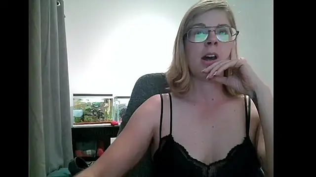 Snapshot of SavannaGirly chatting on March 14, 2025, 5:02 pm SavannaGirly online show from March 14, 2025, 5:02 pm