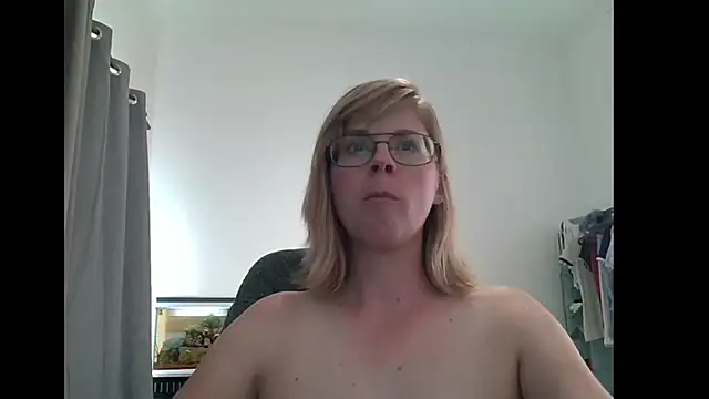 Snapshot of SavannaGirly chatting on March 6, 2025, 11:58 am SavannaGirly online show from March 6, 2025, 11:58 am