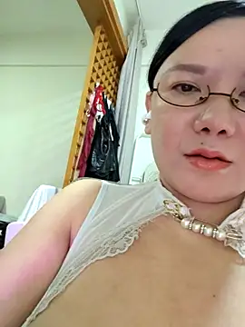 Snapshot of LILYsweetfcup chatting on November 16, 2025, 12:32 pm LILYsweetfcup online show from November 16, 2025, 12:32 pm