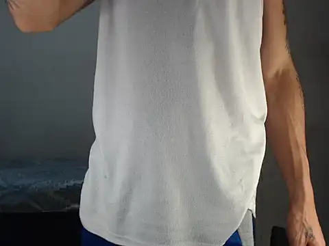 Snapshot of emiliano_hottt chatting on December 19, 2024, 12:24 am emiliano hottt online show from December 19, 2024, 12:24 am