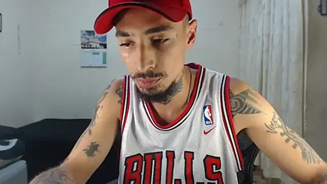 emiliano hottt online show from April 20, 2026, 9:27 pm