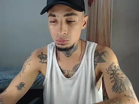 Snapshot of emiliano_hottt chatting on December 19, 2024, 5:51 am emiliano hottt online show from December 19, 2024, 5:51 am