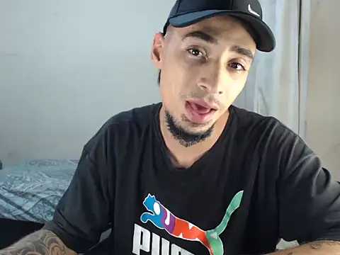 Snapshot of emiliano_hottt chatting on January 31, 2025, 4:25 am emiliano hottt online show from January 31, 2025, 4:25 am