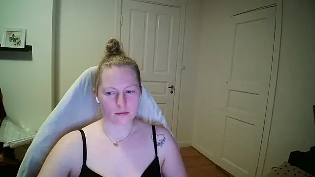 Girlnina-1995 online show from March 5, 2026, 9:33 pm