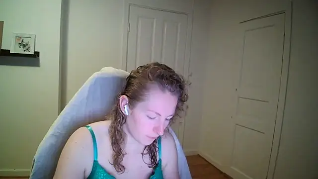 Snapshot of Girlnina-1995 chatting on December 4, 2025, 10:03 am Girlnina-1995 online show from December 4, 2025, 10:03 am